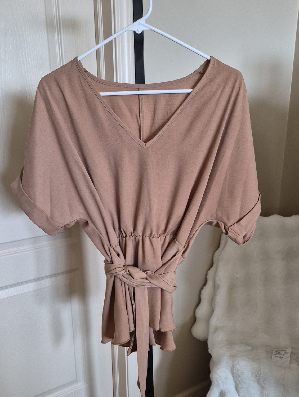 Women’s V-Neck Tie-Waist Peplum Top in Taupe Size M